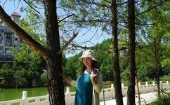 男生和女生在一起打扑克牌